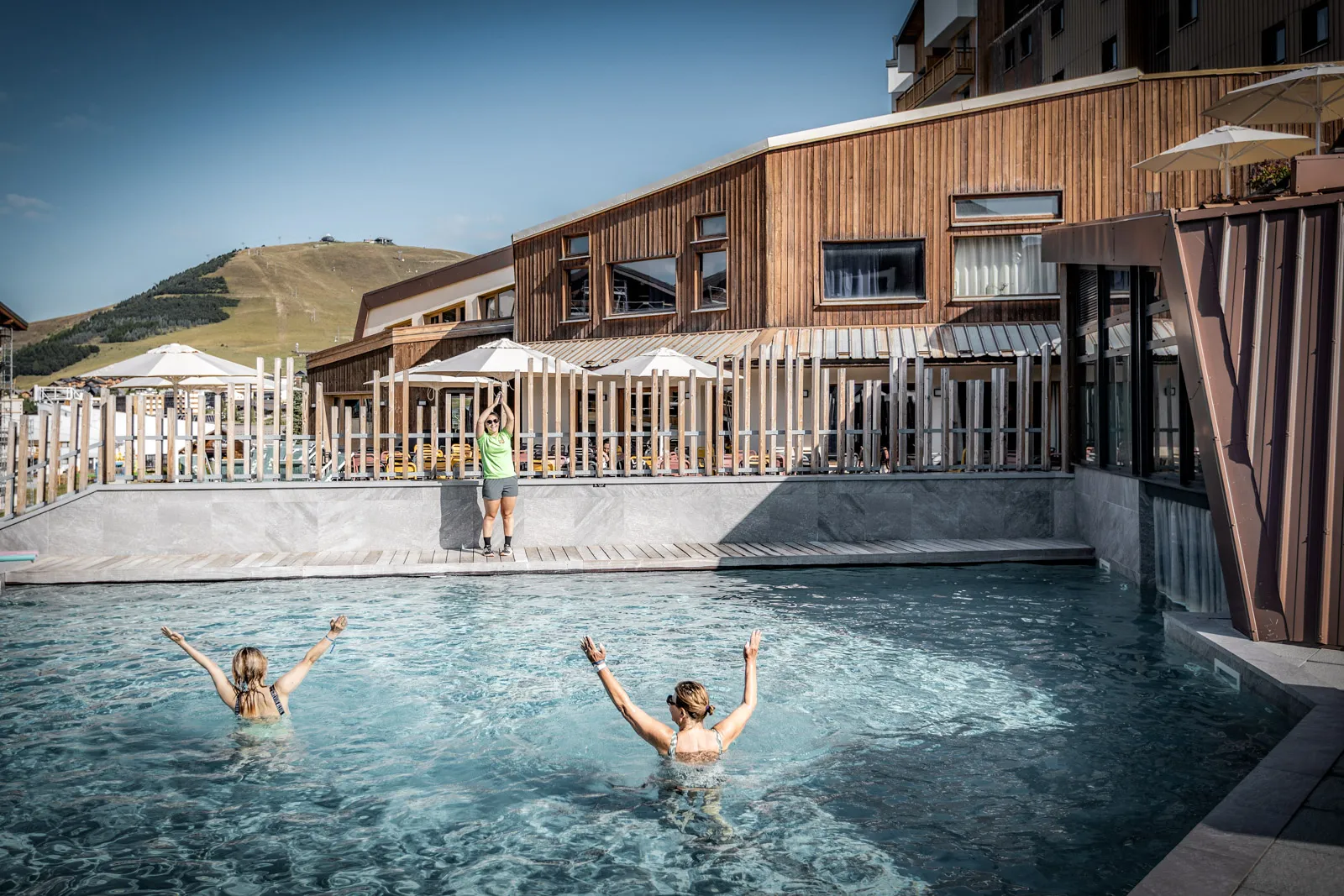 Piscine avec vue montagne